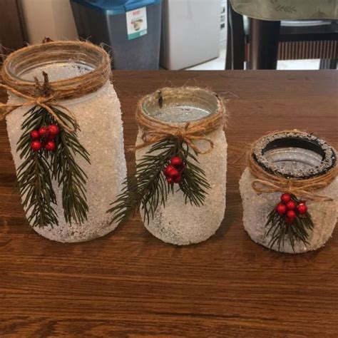 Vianočná dekorácia z pohára s ihličím a šuškami