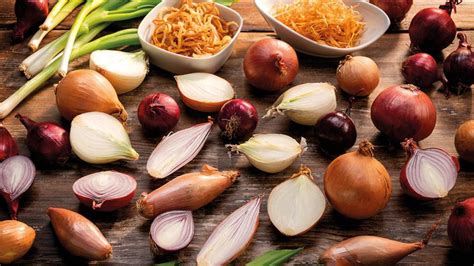 Proces restovania cibule a mäsa