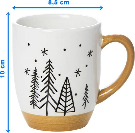 Hrnček s horúcou vodou pripravený na podlievanie