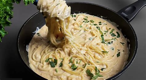 Cestoviny s hubami, šunkou a smotanovou omáčkou