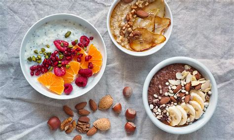 Misku ovsených vločiek s ovocím a orechmi