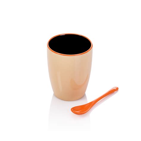 Pohár s ríbezľovým toppingom a lyžičkou