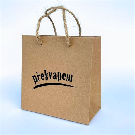 Papierová taška so zemiakmi v komore