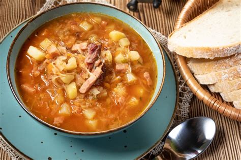 Servírovaná kapustnica s chlebom a kyslou smotanou