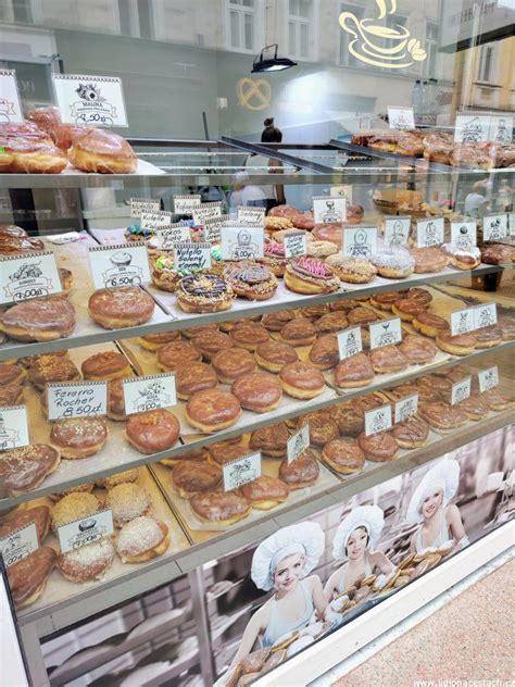 Koláž rôznych plniek a posýpok na šišky