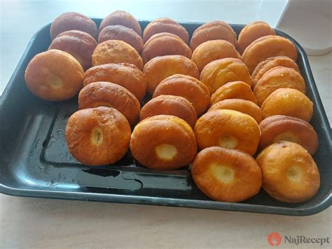 Infografika porovnávajúca vyprážané a pečené šišky