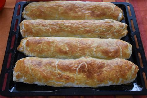 Hotová štrúdľa pripravená na pečenie