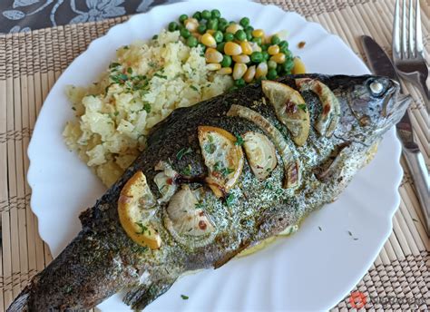 Pečený pstruh s jablkovým šalátom