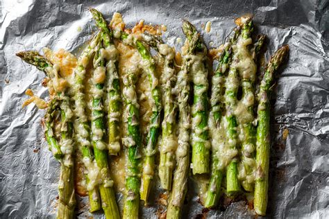 Grilovaná špargľa s parmezánom