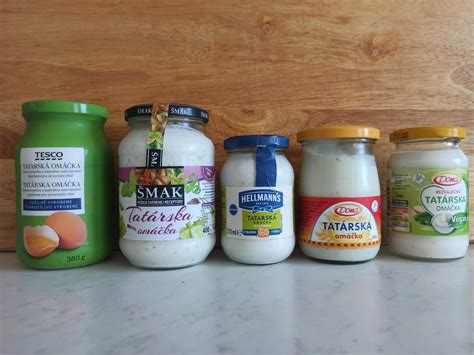 Koláž rôznych značiek tatárskych omáčok dostupných na trhu