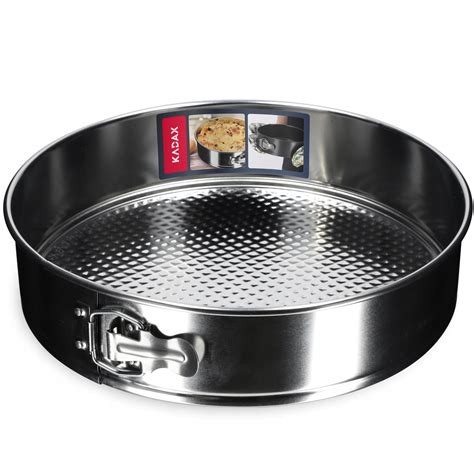 Ilustrácia kakaového cesta na plechu pripraveného na pečenie