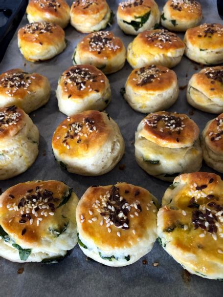 Pagáčiky pripravené na pečenie s mriežkovaným vzorom