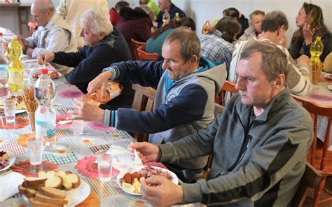 Ilustrácia šťastných ľudí vychutnávajúcich si obed