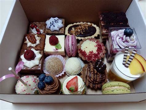 Rôzne druhy dezertov s polevou