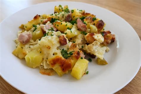 Zapečený karfiol so zemiakmi, pórom a paradajkami