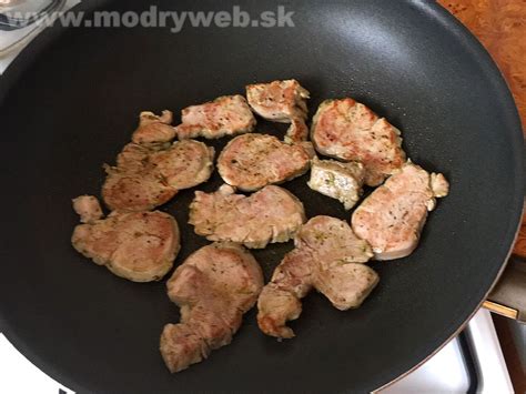 Ilustračné foto bravčových rezňov s omáčkou