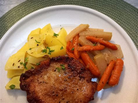 Ilustračné foto maslových zemiakov s mrkvičkou