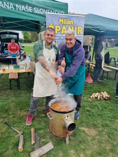 Široká verejnosť si vychutnáva guláš na súťaži