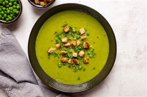 detská porcia brokolicovej polievky s krutónmi