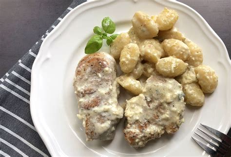 Servírovaný steak s bohatou syrovou omáčkou a prílohou