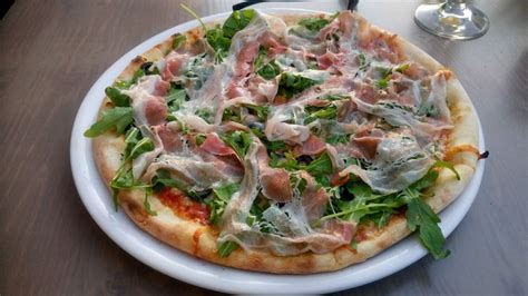 Stará fotografia prvej pizzerie v USA.