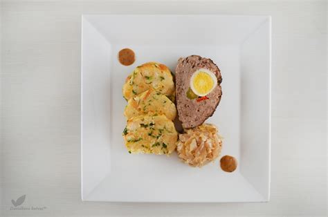 Servírovaný tanier s karlovarskou knedľou a mäsovým pokrmom