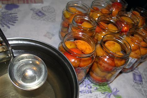 Hrusky v poharoch pripravene na sterilizaciu