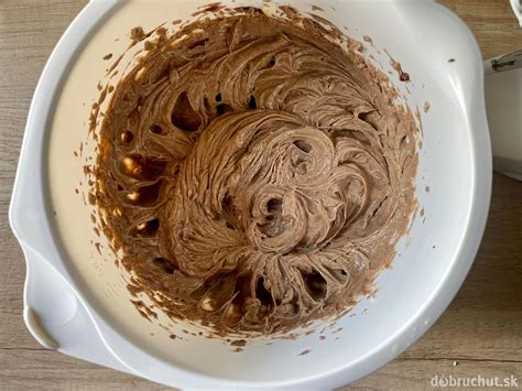 Miska s kávovým krémom a ozdobami