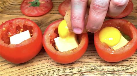 Pečené paradajky plnené vajíčkom a syrom