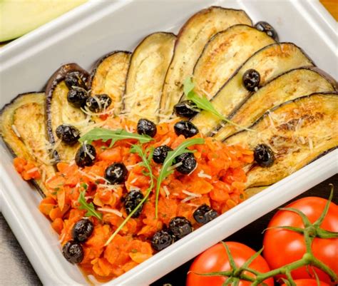 Pečený baklažán s olivami a paradajkami