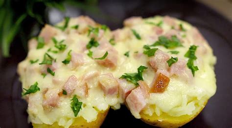 Fotografia pečených plnených zemiakov so syrom a klobásou