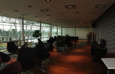 Interiér letiskového salónika s výhľadom na letiskovú halu