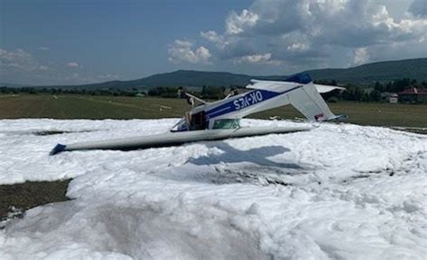 Malé lietadlo pripravené na vzlet nad letiskom