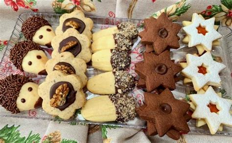 Koláž rôznych vianočných koláčikov