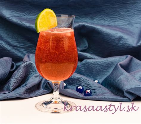 farebné koktaily s vodkou