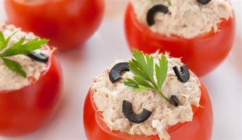 plnené paradajky s kuskusom pripravené na pečenie