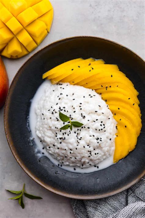 Servírovaný dezert mango sticky rice