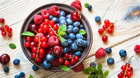 sezónne ovocie ako jahody, maliny a čučoriedky