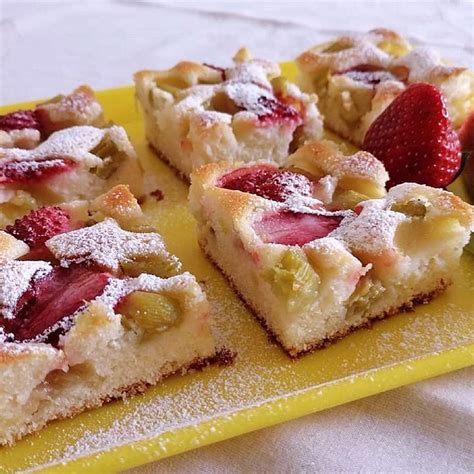 hotová rebarborová bublanina