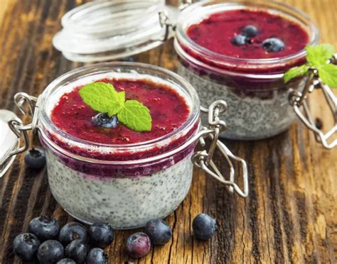 Chia puding s ovocím a orechmi