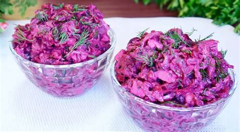 Cviklový šalát s mrkvou a orechmi