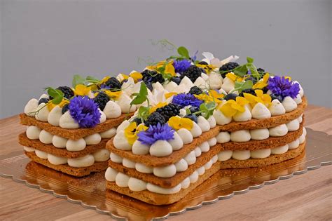 Ozdobená torta v tvare lietadla