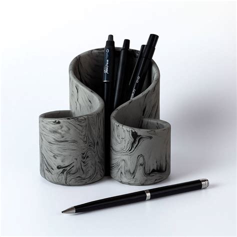 Stojan na perá na stole