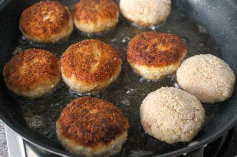 Zlatohnedé fašírky na panvici