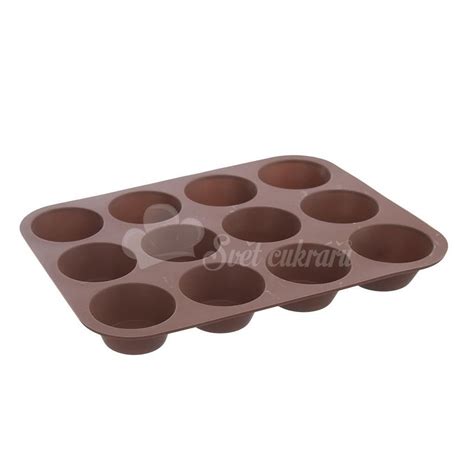Silikónová forma na muffiny položená na plechu