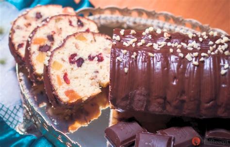 Tradičný biskupský chlebíček ozdobený ovocím