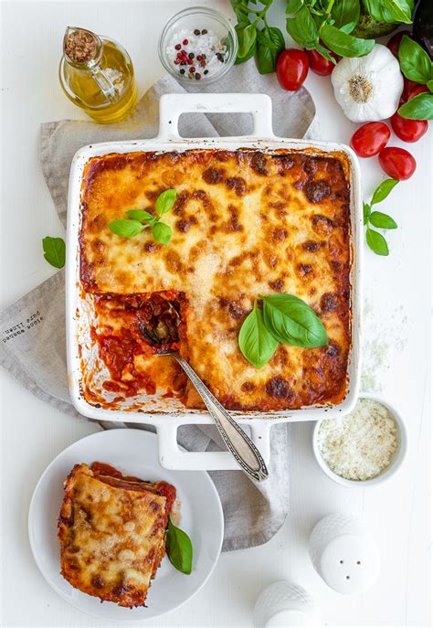 Vrstvení lilku, rajčatové omáčky a mozzarelly