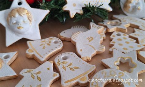 Príprava hmoty na vianočné ozdoby v panvici