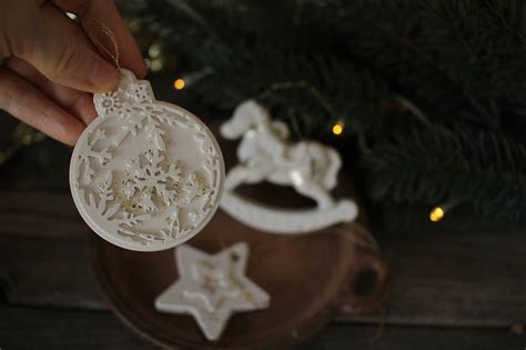 Vykrajovanie rôznych tvarov vianočných ozdôb z cesta