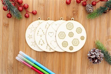 Zdobenie hotových vianočných ozdôb akrylovými fixami